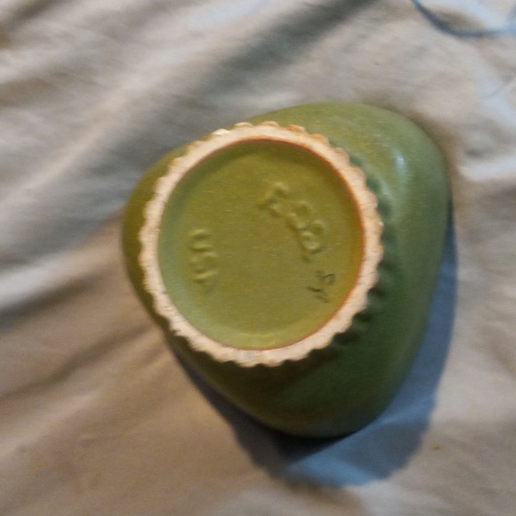 Bin # 5 USA Pottery # R22 green ceramic vase/bowl - Picture 4 of 7